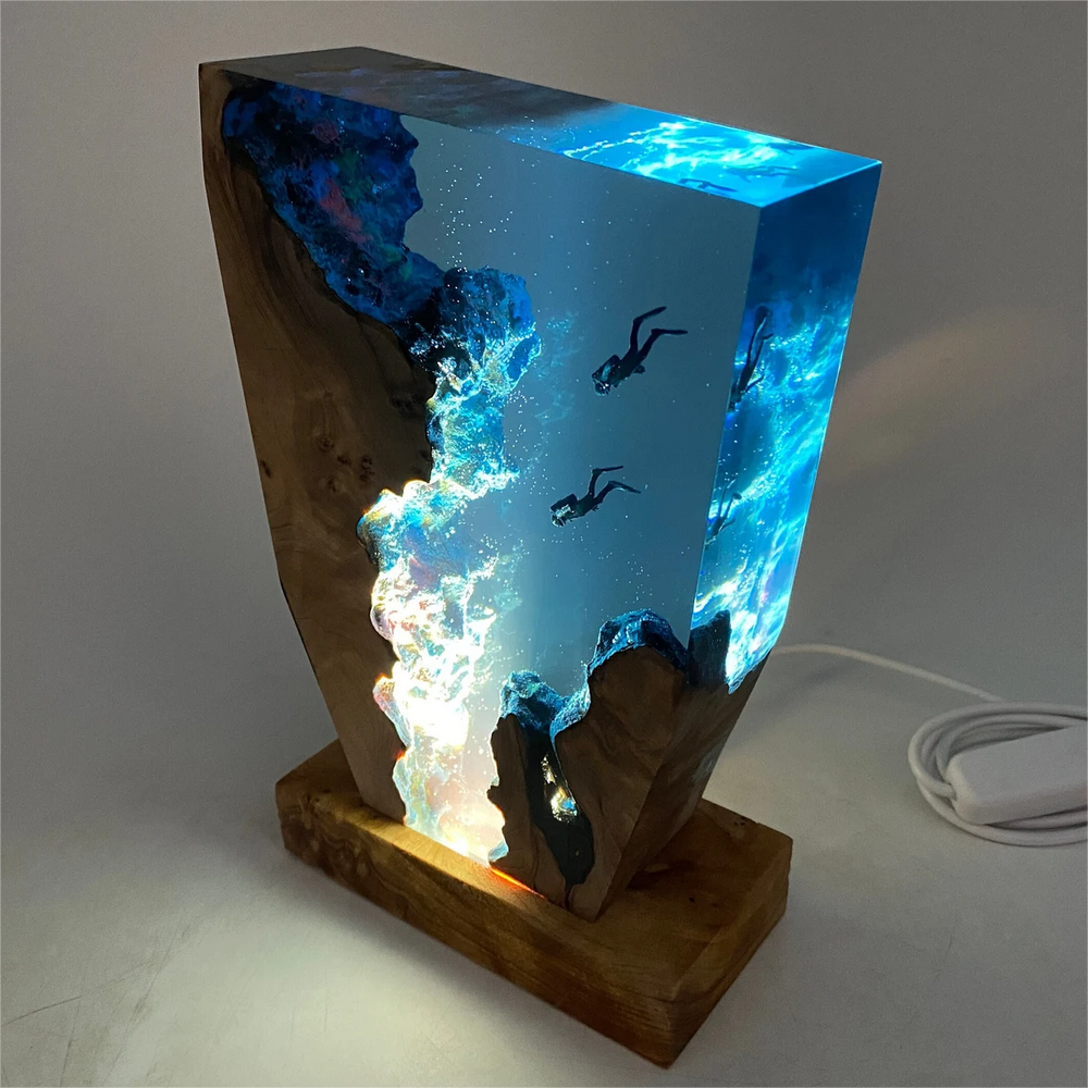 Nautilume | Lampada da tavolo USB con design abisso marino e figura in resina