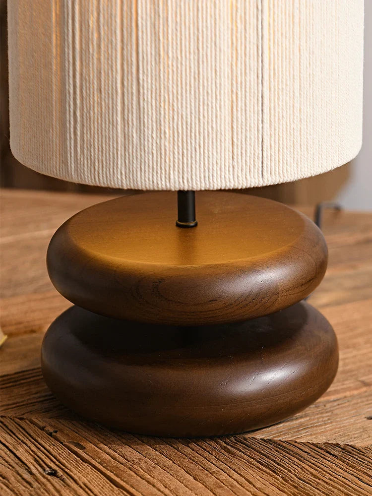 RusticTwine | Lampada da tavolo Japandi in intreccio di noce | Lampada in legno artigianale con paralume in corda e luce LED calda