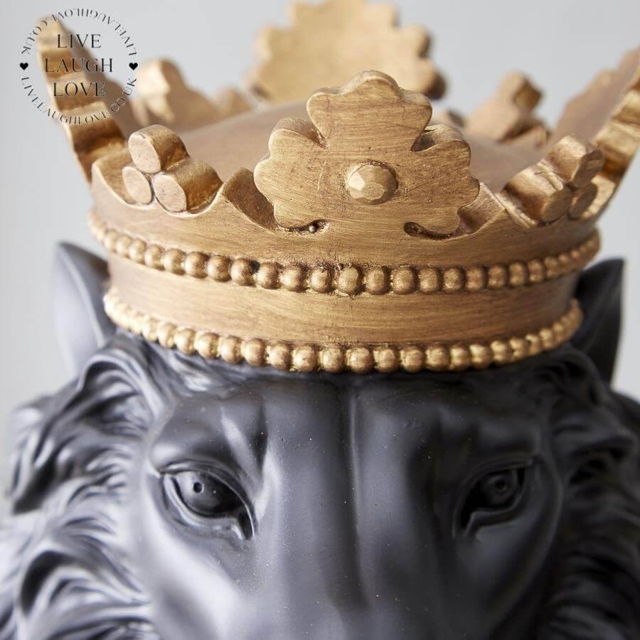 Leovina | Deko Löwe mit Krone auf Sockel, Skulptur 35,5 cm hoch