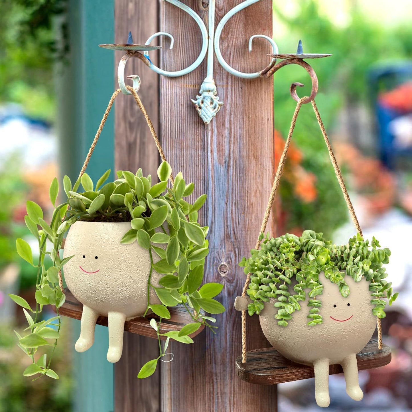 Liva Swing | Vaso sospeso smiley in resina per balcone e giardino