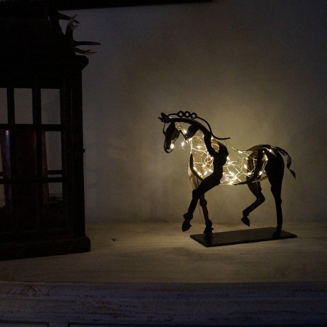 Hippara | Pferdeskulptur aus Metall mit LED-Lichterkette als Dekoration