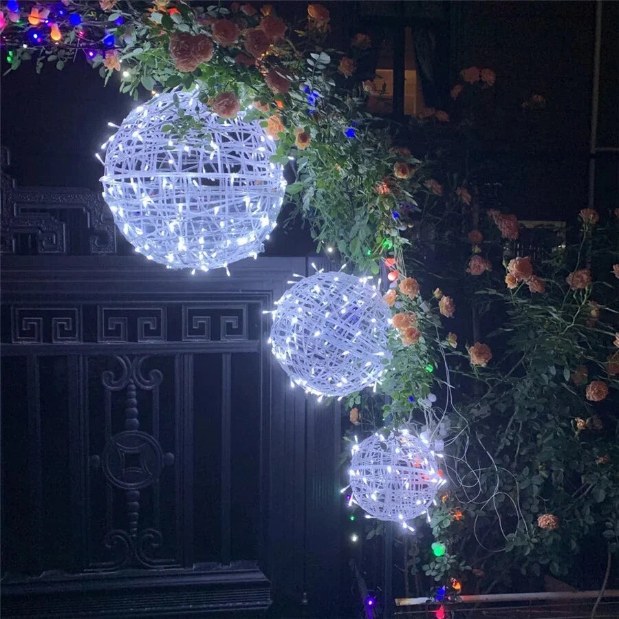 Lumirra | LED Lichterkette mit Rattankugeln, wetterfest für außen, mit Netzstecker