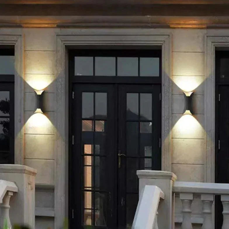 Nocturo Edge | Applique da esterno LED nera con accenti dorati e protezione IP65 contro le intemperie