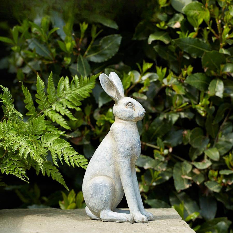 Lepora | Sitzender Deko Hase in Steinoptik für Garten und Terrasse