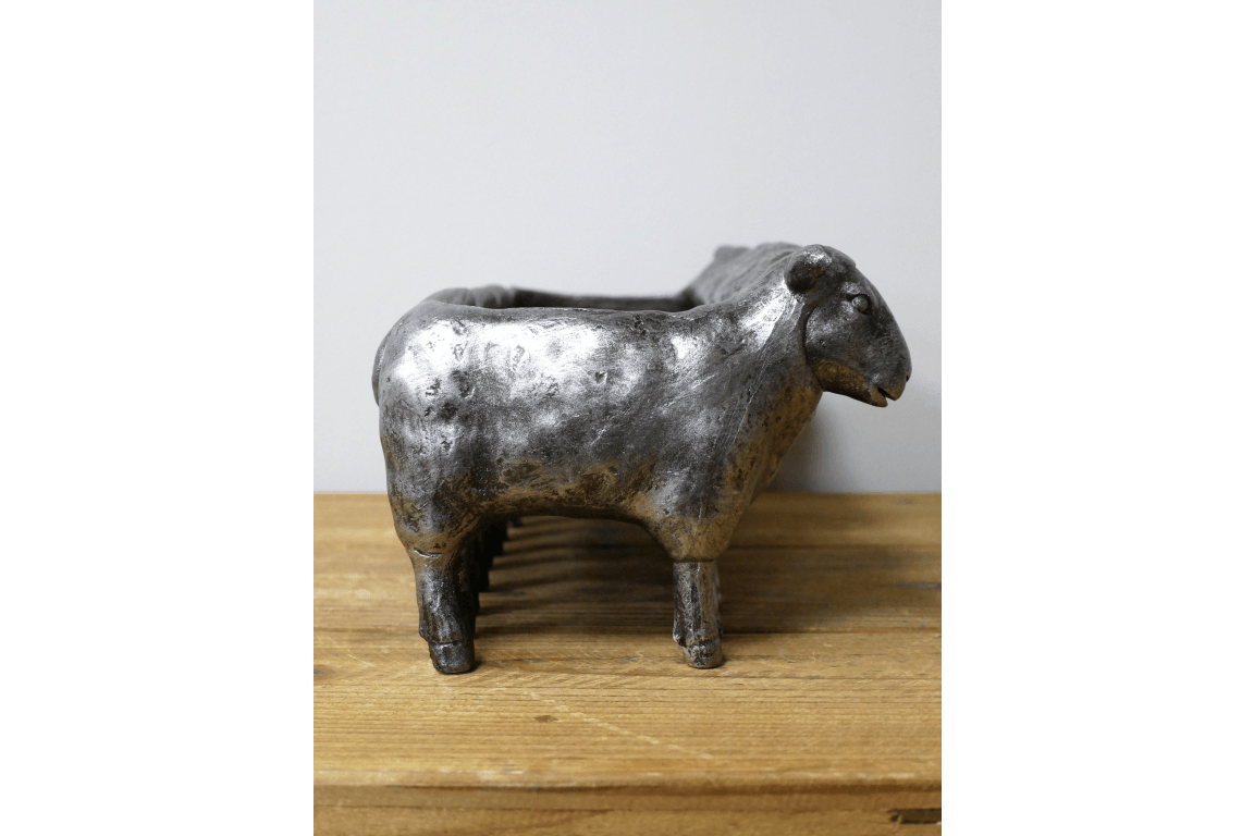 Lammora | Pflanzkasten mit Schafen aus Kunstharz, 32 cm