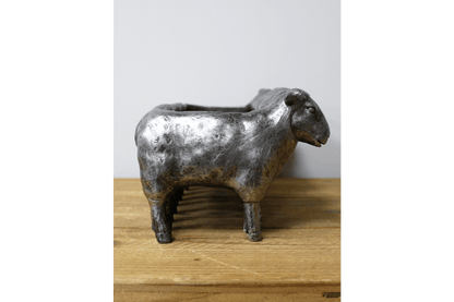 Lammora | Pflanzkasten mit Schafen aus Kunstharz, 32 cm