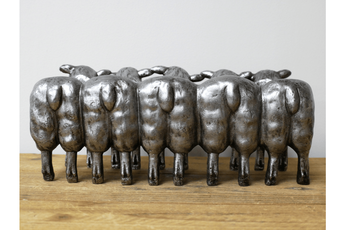Lammora | Pflanzkasten mit Schafen aus Kunstharz, 32 cm
