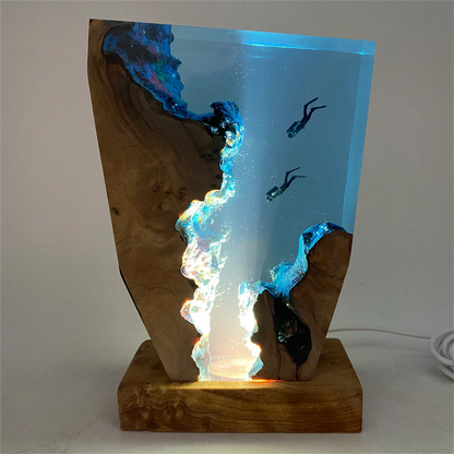 Nautilume | Lampada da tavolo USB con design abisso marino e figura in resina