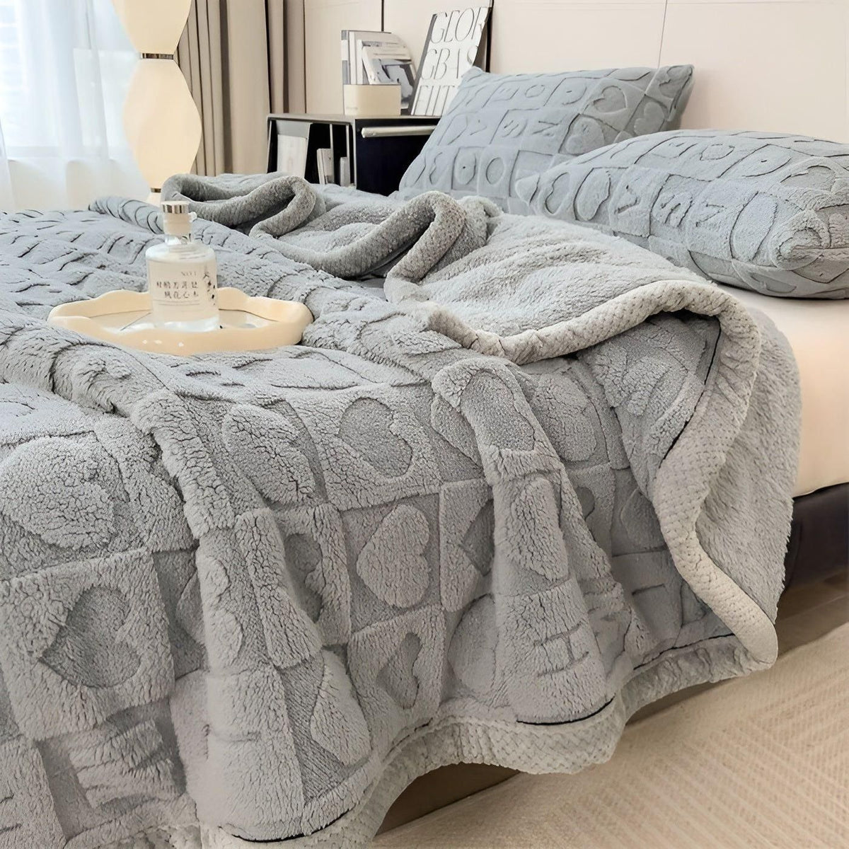 Cordalie | Manta reversible de forro polar coral con estampado de corazones y letras