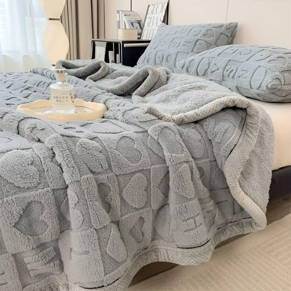 Cordalie | Manta reversible de forro polar coral con estampado de corazones y letras