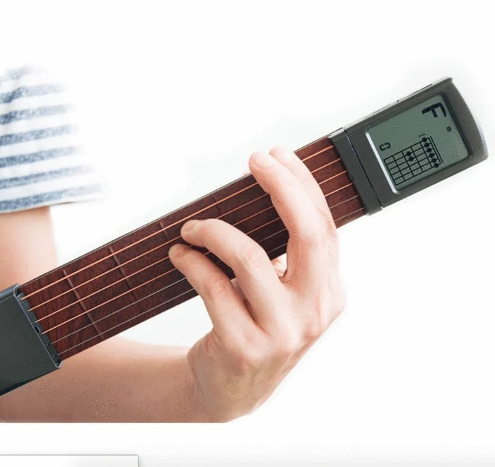 StrumMeister | Chitarra tascabile per esercitarsi con tabella degli accordi e metronomo