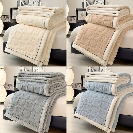 Cordalie | Wendbare Kuscheldecke aus Korallenfleece mit Herz- und Buchstabenmuster