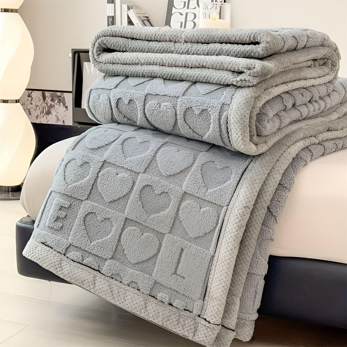 Cordalie | Manta reversible de forro polar coral con estampado de corazones y letras