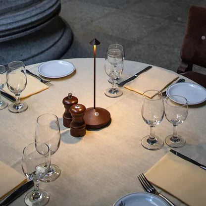 Liora Beam | Lampada da tavolo LED minimalista in alluminio