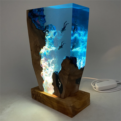 Nautilume | Lampada da tavolo USB con design abisso marino e figura in resina