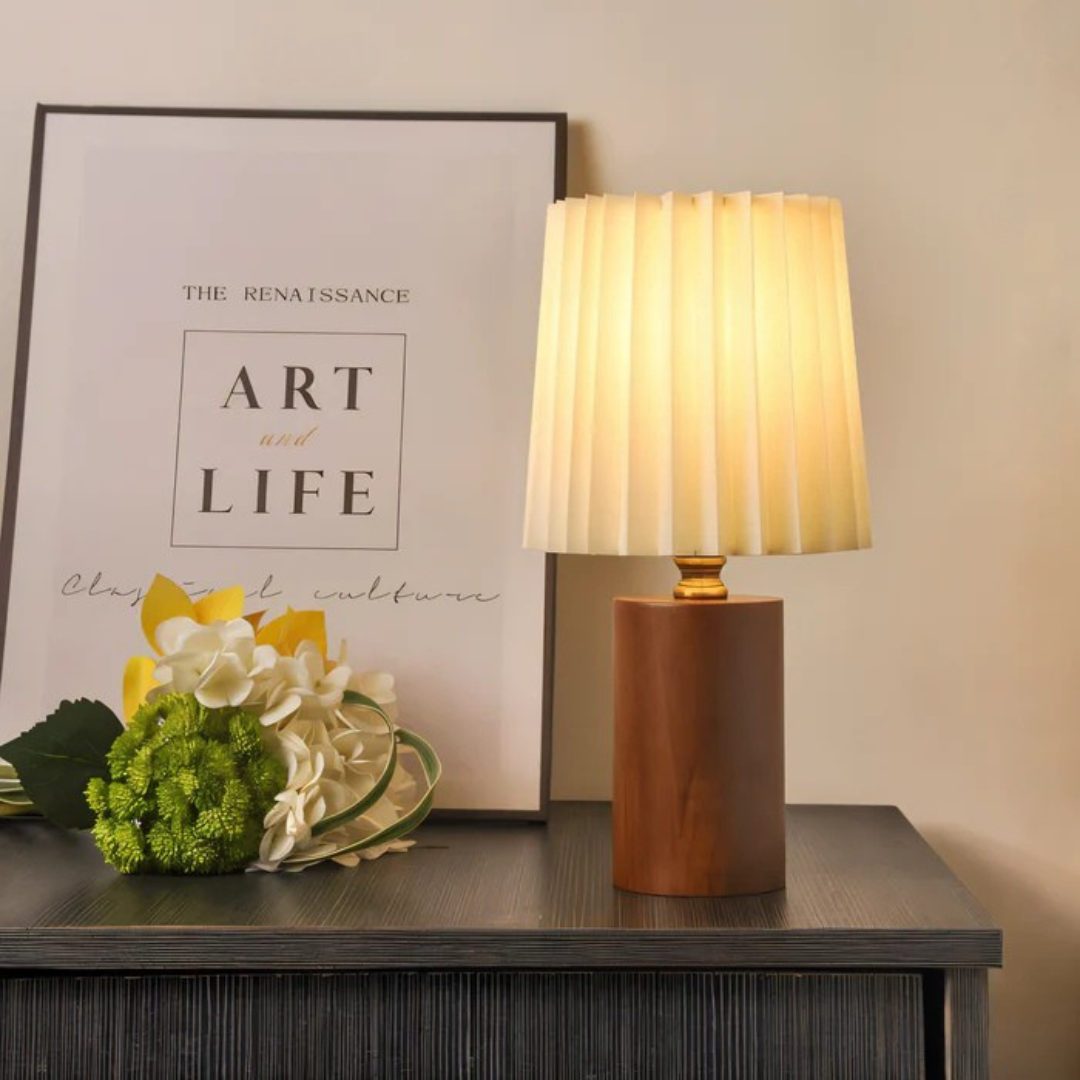 Lampada da tavolo LED in legno dal design scandinavo