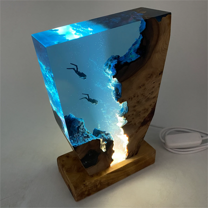 Nautilume | Lampada da tavolo USB con design abisso marino e figura in resina