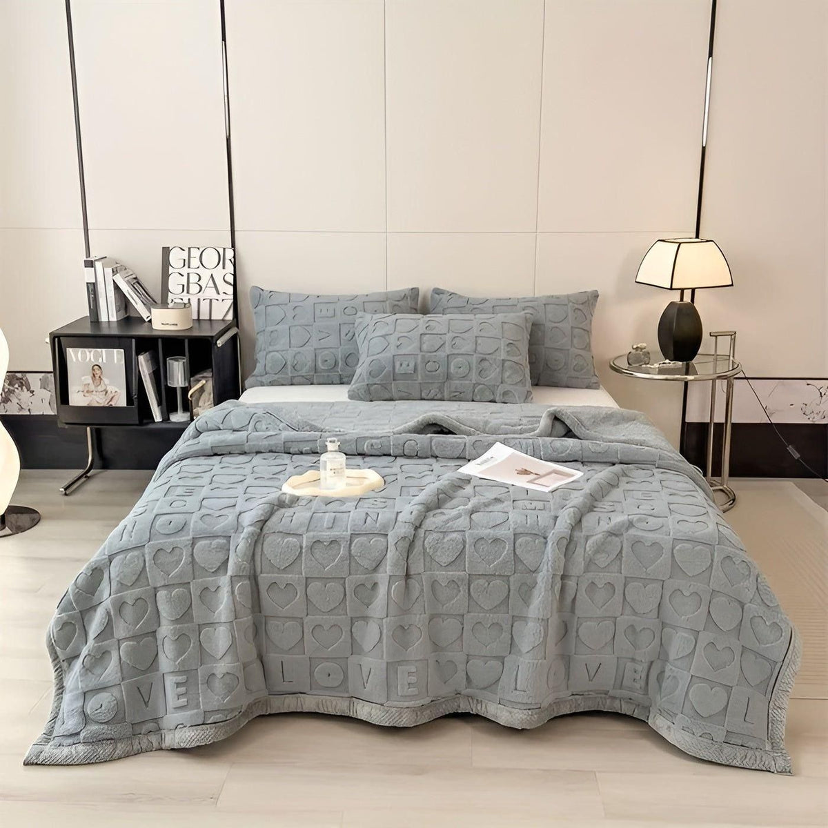 Cordalie | Manta reversible de forro polar coral con estampado de corazones y letras