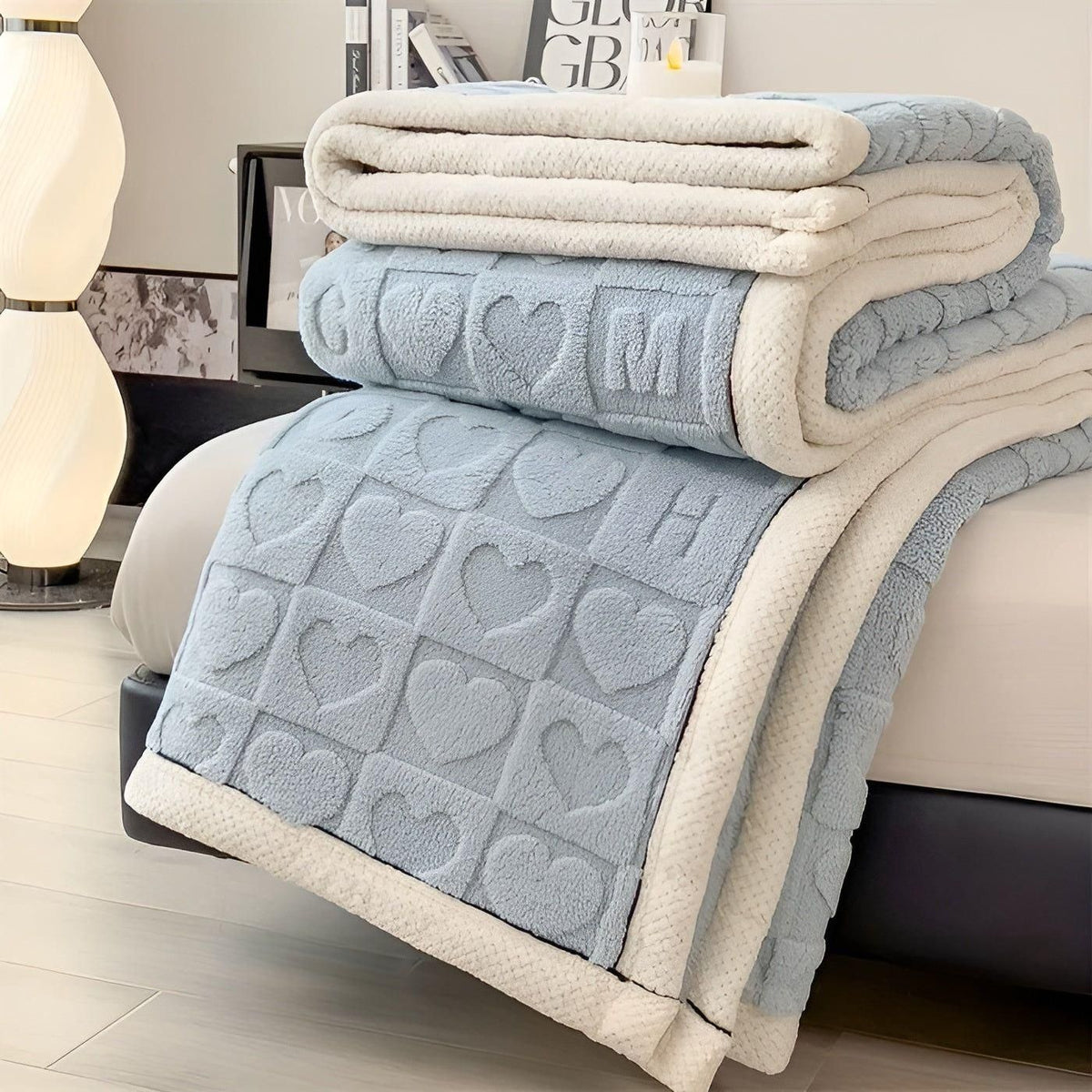 Cordalie | Manta reversible de forro polar coral con estampado de corazones y letras