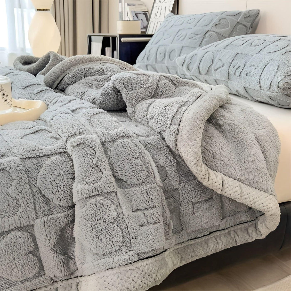 Cordalie | Manta reversible de forro polar coral con estampado de corazones y letras