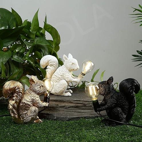 Squirola | LED-Tischlampe mit Eichhörnchenfigur im Skandinavischer Stil