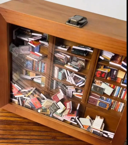 Librina | Mini Bücherregal aus Holz mit ca. 200 Miniaturbüchern, handgemacht