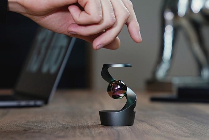 MindSpin | Juguete cinético de escritorio de aluminio, Ø 8 cm, sin pilas