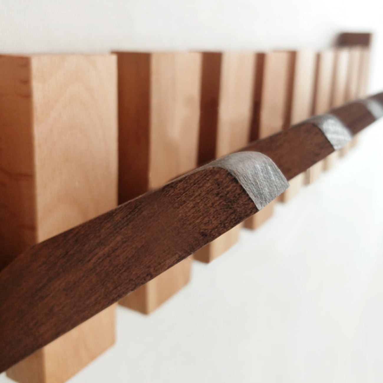 Norven Fold | appendiabiti pieghevole in legno di faggio e noce