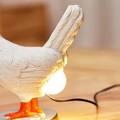 Clukka Light | Lampada da tavolo giocosa dal design scultoreo a forma di gallina