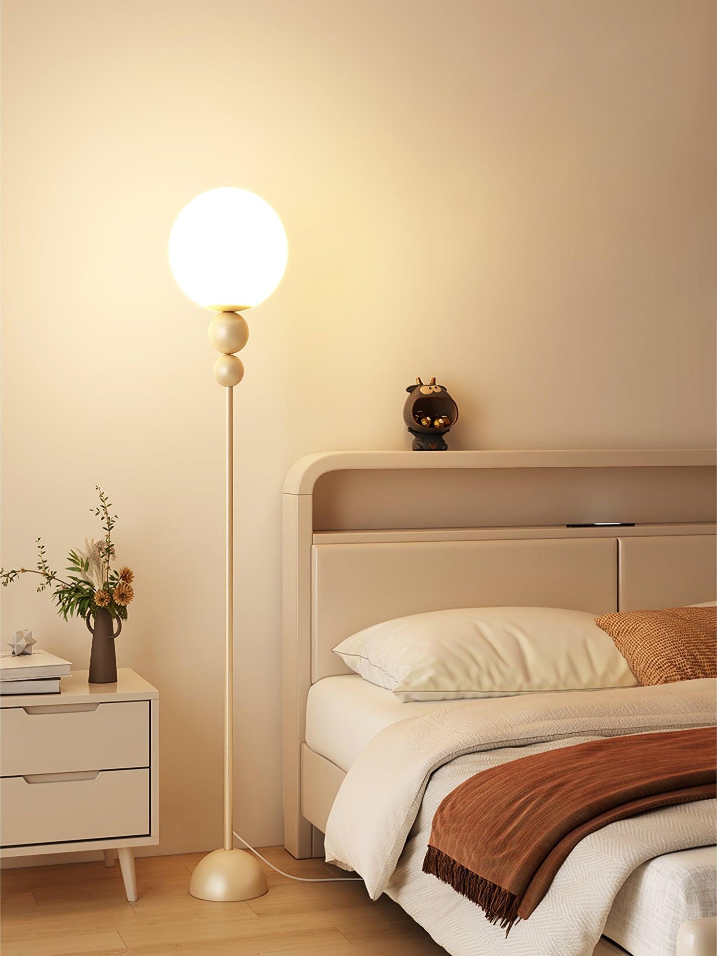 Clavora Linea | Lampada da terra LED con silhouette snella in stile nordico