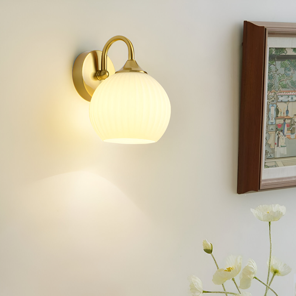Lunaris – Lampada da parete contemporanea a forma di sfera in vetro con design a strisce e tecnologia LED