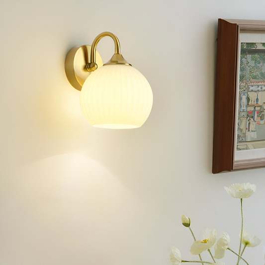 Lunaris – Lampada da parete contemporanea a forma di sfera in vetro con design a strisce e tecnologia LED