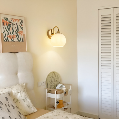 Lunaris – Lampada da parete contemporanea a forma di sfera in vetro con design a strisce e tecnologia LED