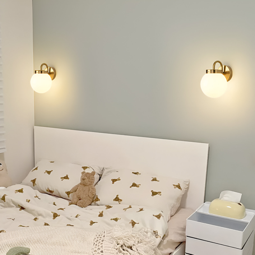 Lunaris – Lampada da parete contemporanea a forma di sfera in vetro con design a strisce e tecnologia LED