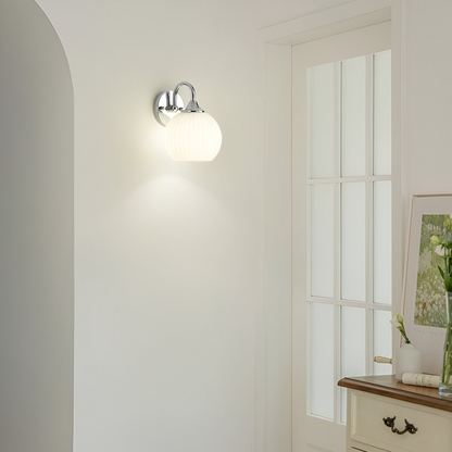 Lunaris – Lampada da parete contemporanea a forma di sfera in vetro con design a strisce e tecnologia LED