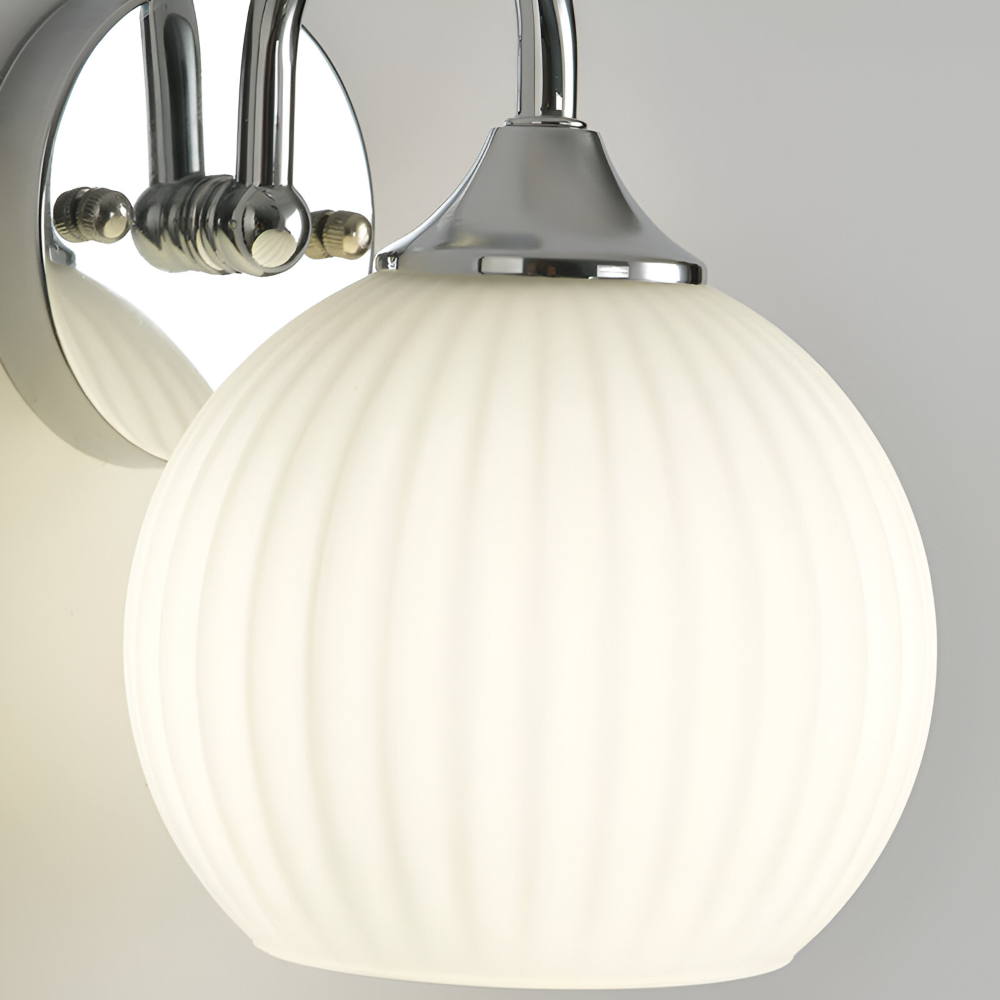 Lunaris – Lampada da parete contemporanea a forma di sfera in vetro con design a strisce e tecnologia LED