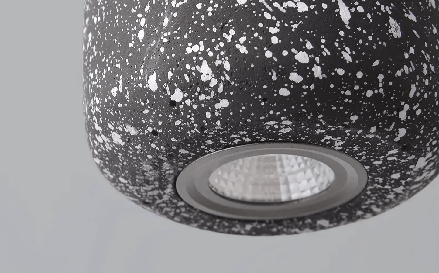 Kiva Cast | lampada a sospensione in cemento dal design industriale con tecnologia LED