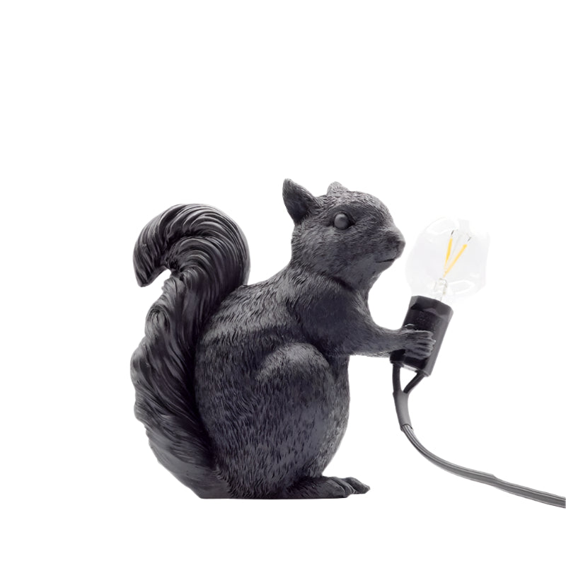 Squirola | Lampada da tavolo LED con figura di scoiattolo in stile scandinavo