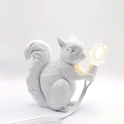 Squirola | Lampada da tavolo LED con figura di scoiattolo in stile scandinavo