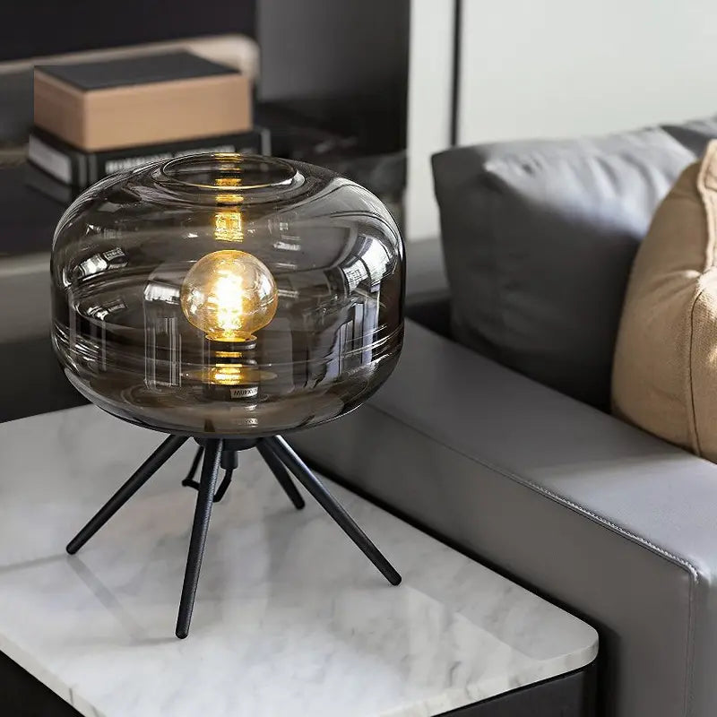 Stella Tripod Tischlampe mit Glasschirm – Modernes Design und warmes Licht