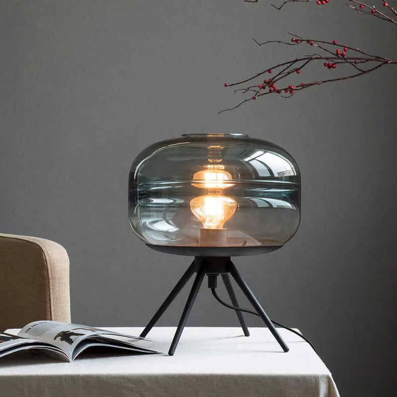 Stella Tripod Tischlampe mit Glasschirm – Modernes Design und warmes Licht