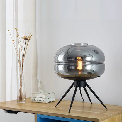 Stella Tripod Tischlampe mit Glasschirm – Modernes Design und warmes Licht