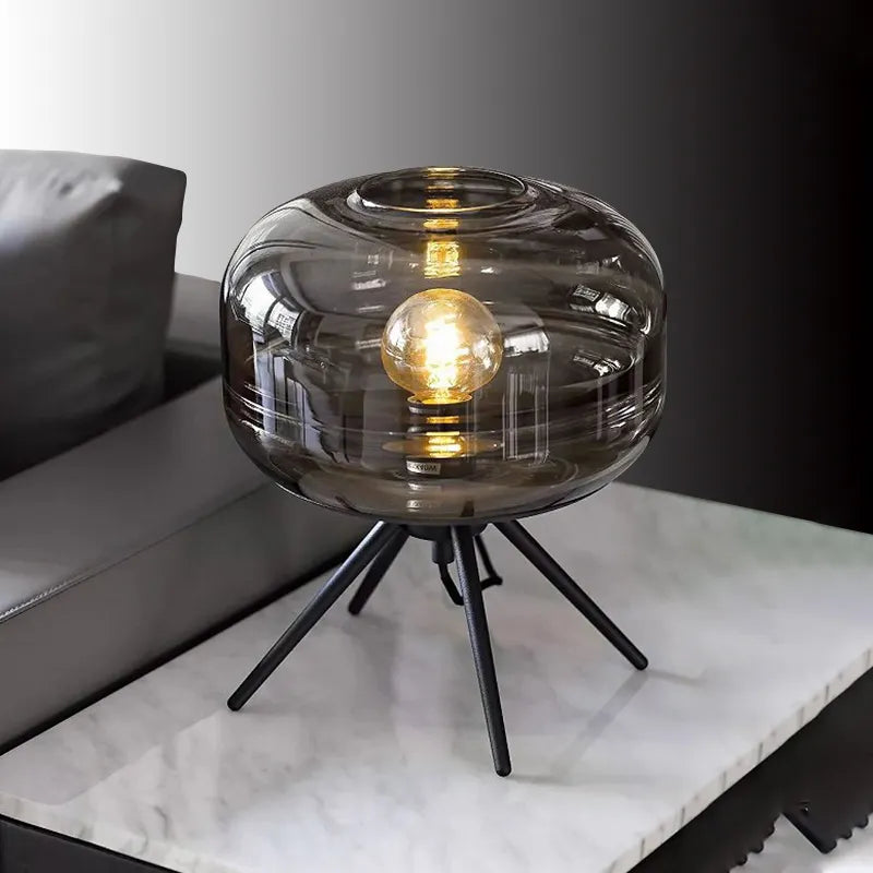Stella Tripod Tischlampe mit Glasschirm – Modernes Design und warmes Licht