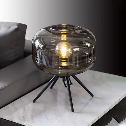 Stella Tripod Tischlampe mit Glasschirm – Modernes Design und warmes Licht