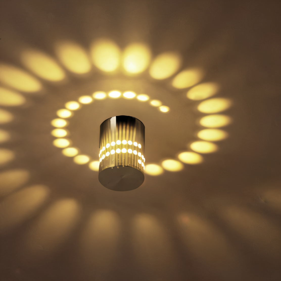 Lythera | Applique LED cilindrica con illuminazione a spirale colorata