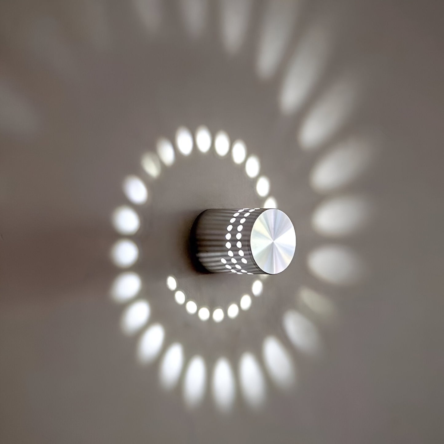 Lythera | Applique LED cilindrica con illuminazione a spirale colorata