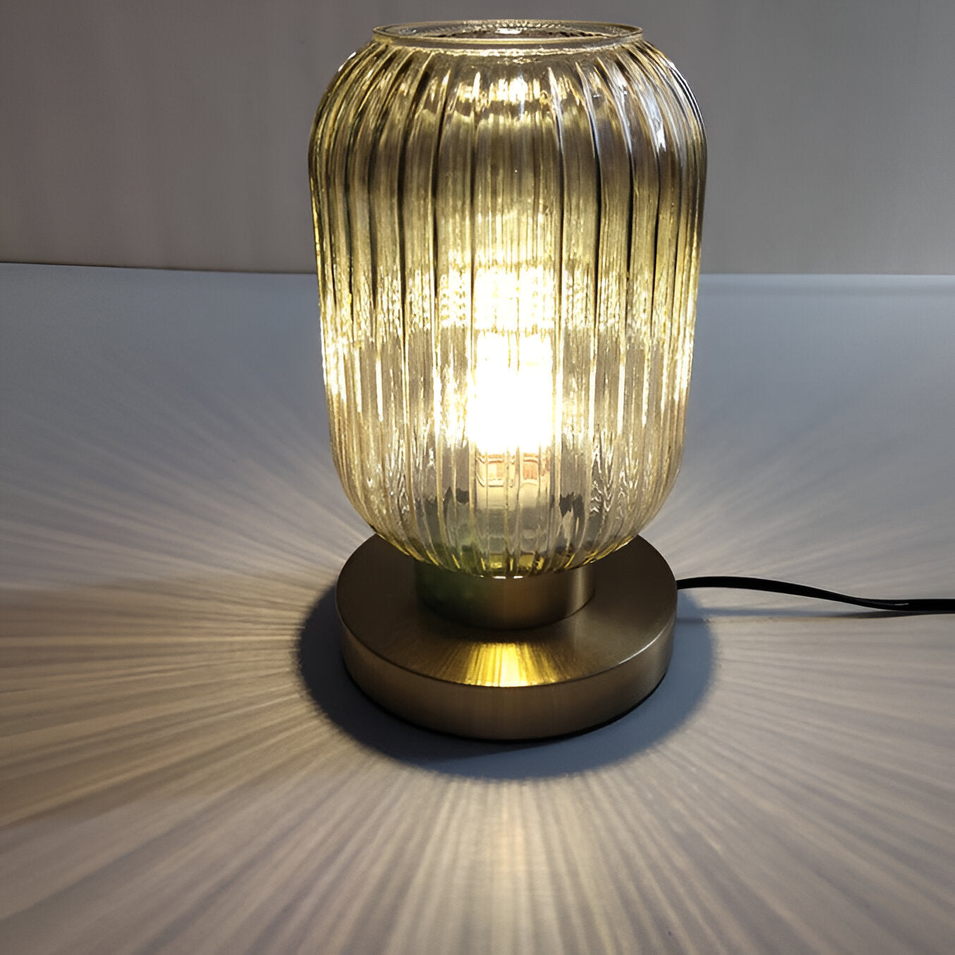 Oriantha | Lampada da tavolo scandinava con vetro rigato