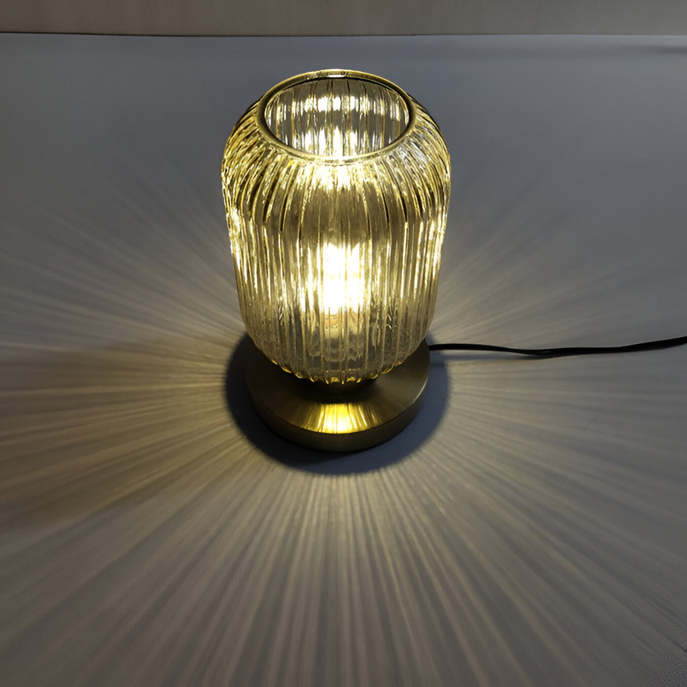 Oriantha | Lampada da tavolo scandinava con vetro rigato
