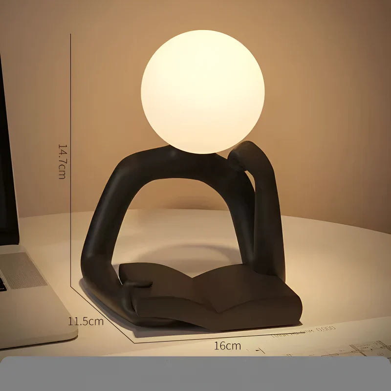 Lampada da tavolo artistica a forma di figura di lettore in resina