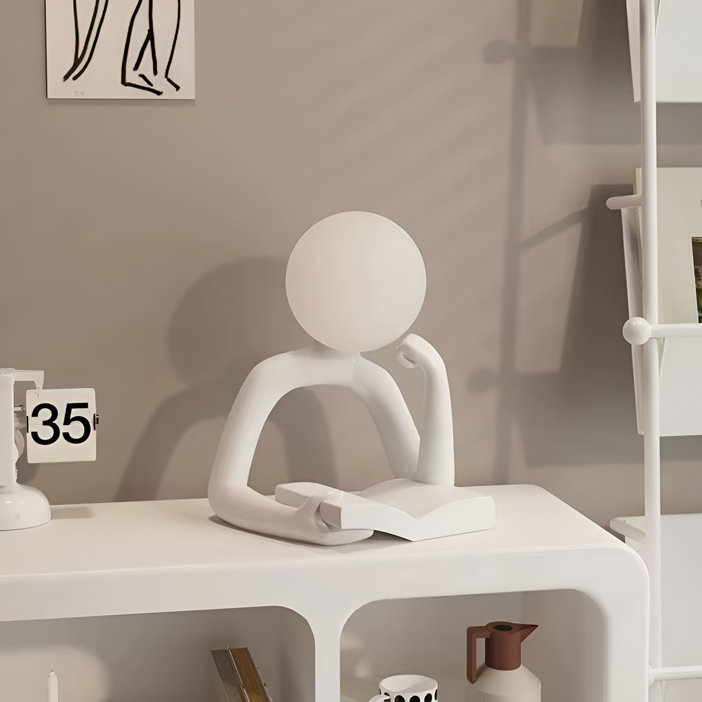 Lampada da tavolo artistica a forma di figura di lettore in resina